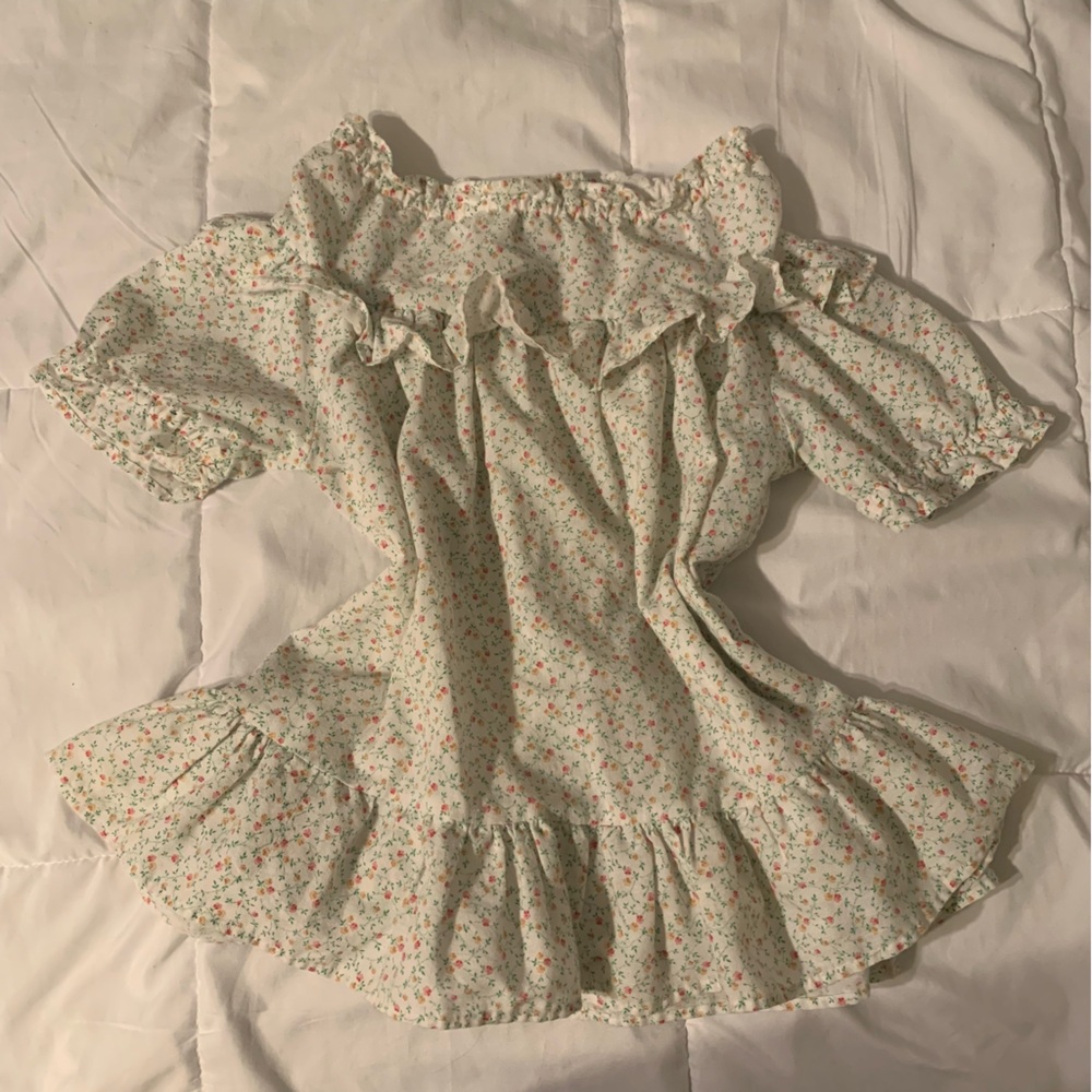 ADORABLE Vintage Floral Ruffle Top
